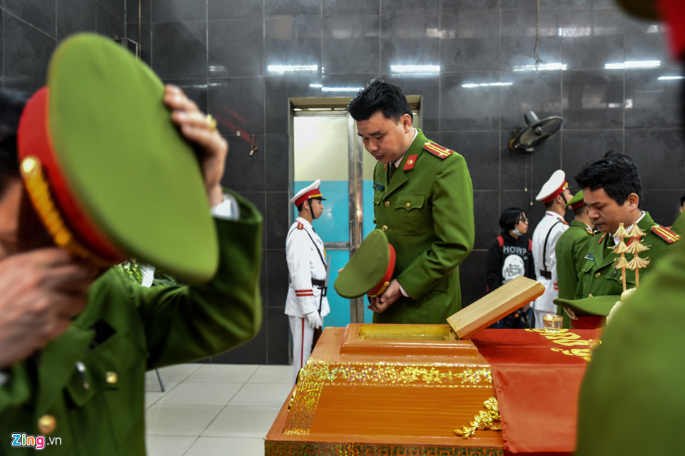 Người thân tiếc thương chiến sĩ PCCC thiệt mạng ở cao tốc Pháp Vân